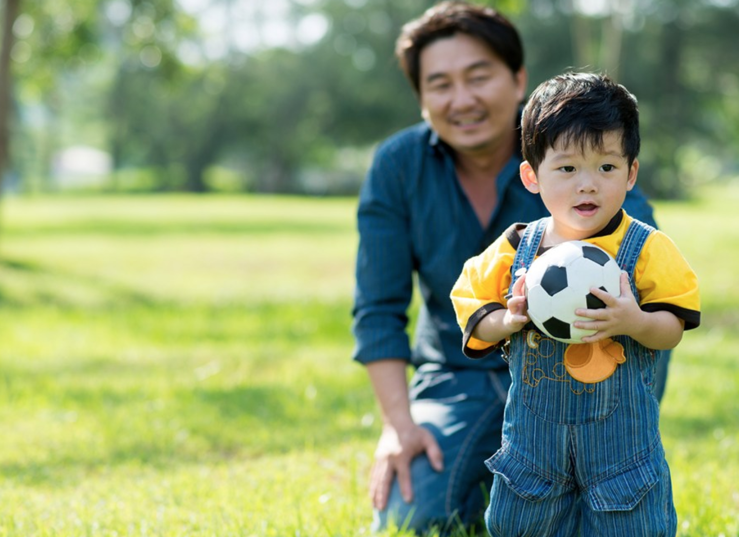 Быть папой мальчишек. Мальчик Азиат. Ребенок Азиат играет в футбол. Азиатский дети на улице. Дети с родителями азиаты.